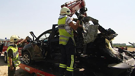 Feuerwehr transportiert Unfallwagen ab