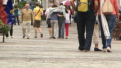 Menschen auf Fußgängerzone in Eisenstadt
