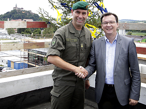 Norbert Darabos mit Thomas Erkinger beim Besuch der Kaserne Güssing im Juli 2012