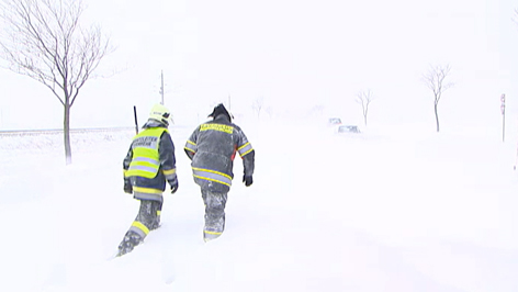 Feuerwehrleute im Schnee