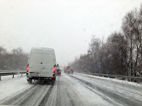 Schnee macht Autofahrern Probleme