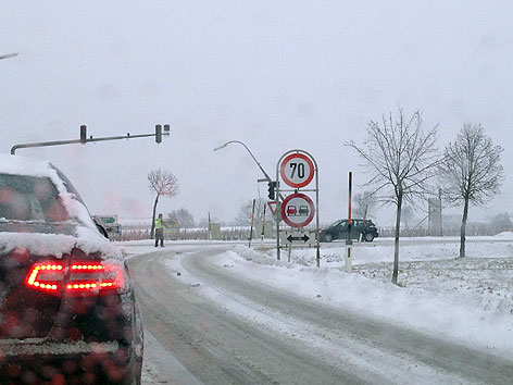 Schnee macht Autofahrern Probleme