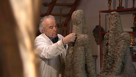 Wander Bertoni arbeitet im Atelier an einer Skulptur