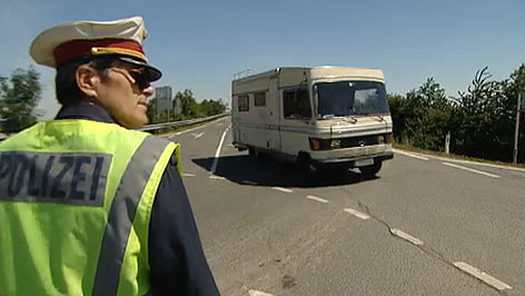 Polizist regelt Anreiseverkehr zum Nova Rock