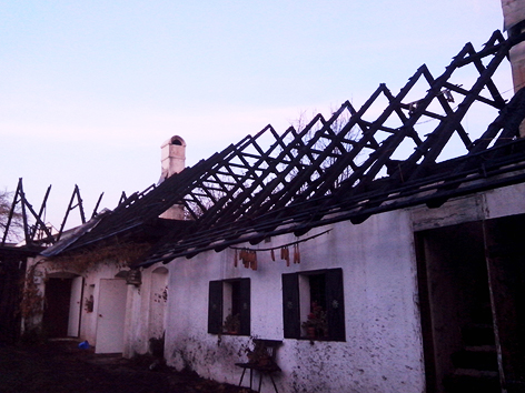Abgebrannter Dachstuhl des denkmalgeschützten Hauses in Aschau