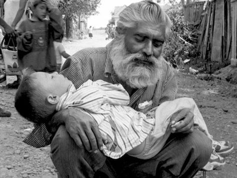 Fotografie eines Mannes mit einem Kind