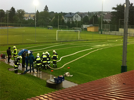 Überschwemmter Fußballplatz