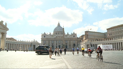 Radler in Rom vor dem Petersdom