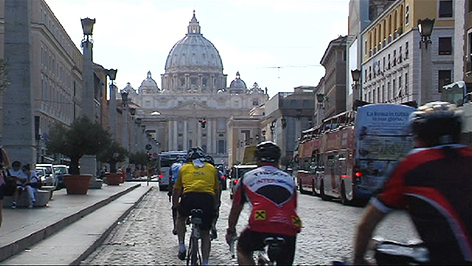 Radler in Rom auf dem Weg zum Petersdom