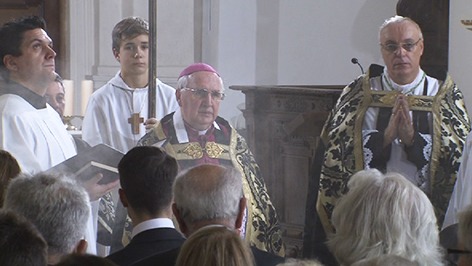 Bischof Iby nimmt den Sarg Melinda Esterhazys in der Franziskanerkirche in Empfang