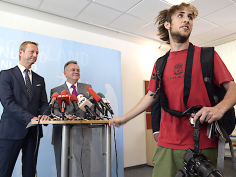 Johann Tschürtz und Hans Niessl werden bei einer Pressekonferenz von einem Demonstranten unterbrochen