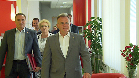 Landeshauptmann Hans Niessl kommt in den SPÖ-Klub zu den Beratungen nach Wahl 