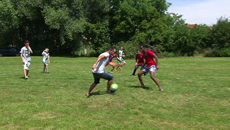 Flüchtlinge beim Fußballspielen mit den Schandorfern