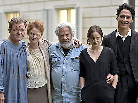 Regisseur Dieter Berner (M) und die Schauspieler Noah Saavedra, Maresi Riegner, Cornelius Obonya und Valerie Pachner bei den Dreharbeiten in der Klimt-Villa