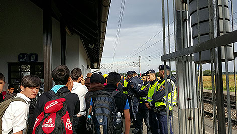 Flüchtlinge auf dem Bahnhof Nickelsdorf