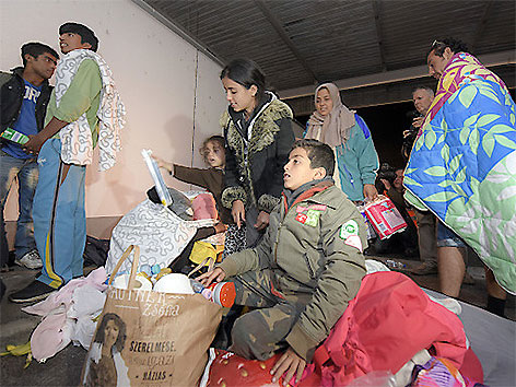 Flüchtlinge bei der Erstversorgung in Nickelsdorf