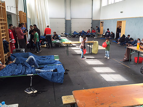 Flüchtlinge, die im Südburgenland in einer Turnhalle untergebracht sind