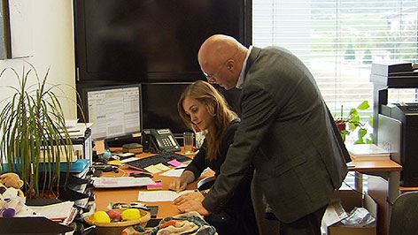 Hans Glocknitzer und seine Tochter Christina im Büro 