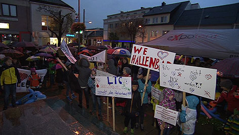 Demonstration für den Erhalt des Hallenbades in Neusiedl am See