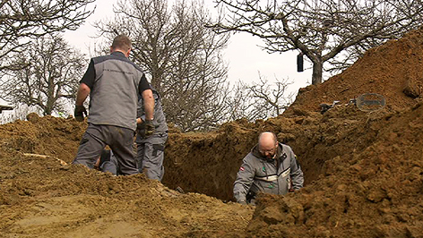 Russische Weltkriegssoldaten werden exhumiert