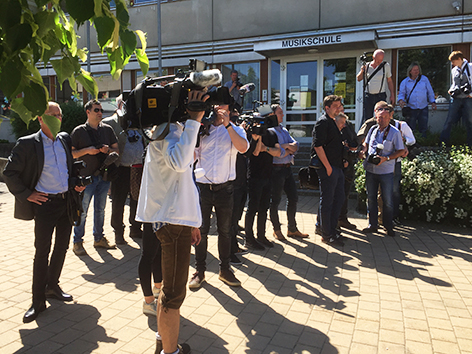 Medienandrang vor Hofers Wahllokal in Pinkafeld