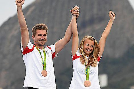 Thomas Zajac und Tanja Frank mit Bronzemedaillen bei der Siegerehrung bei Olympischen Spielen in Rio de Janeiro