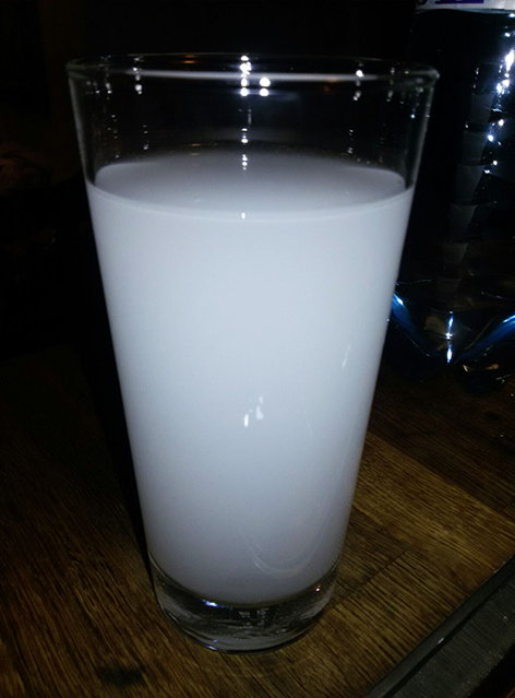 Trinkglas mit weißem Wasser