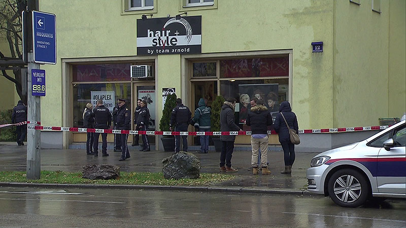 Polizeit vor Friseur-Geschäft in Wien