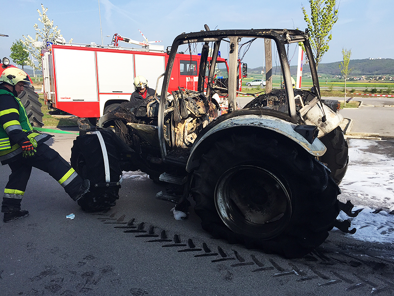 Tatort in Kittsee mit abgebranntem Traktor