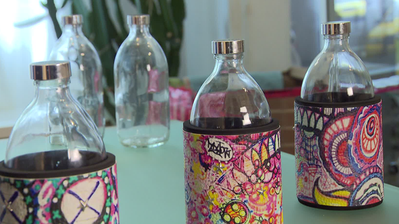 Flaschen mit Designer-Hüllen