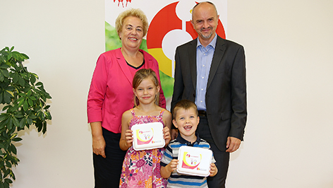 Verena Dunst und Heinz Josef Zitz, Amtsführender LSR-Präsident mit Bald-Tafelklässlerin Vanessa, 6 Jahre, und Sebastian, 4 Jahre