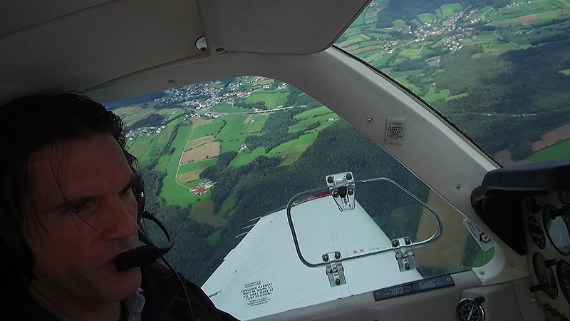 Peter nussbaumer beim Fliegen im Flugzeug