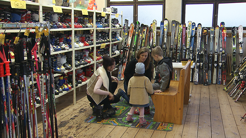 Kunden im Second-Hand-Laden in Oberwart