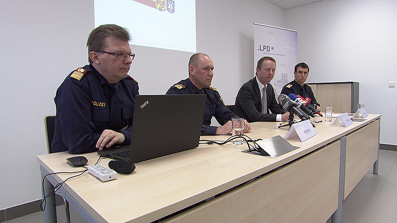 Johann Tschürtz und Polizei bei einer gemeinsamen Pressekonferenz