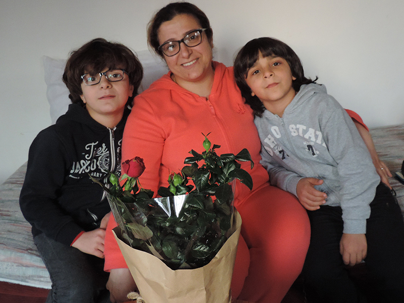 Manal Mohammad mit Kindern  Delo und Juan