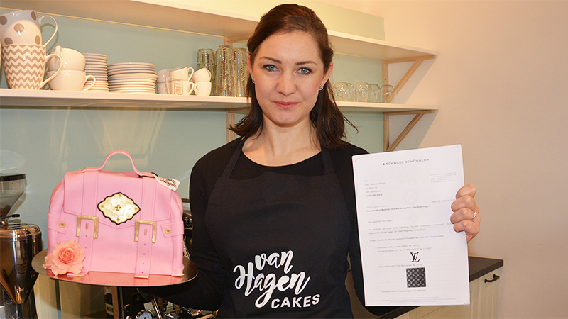 Vanessa Hagen mit Brief von Louis Vuitton