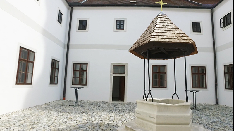 Brunnenhof im Franziskanerkloster Frauenkirchen