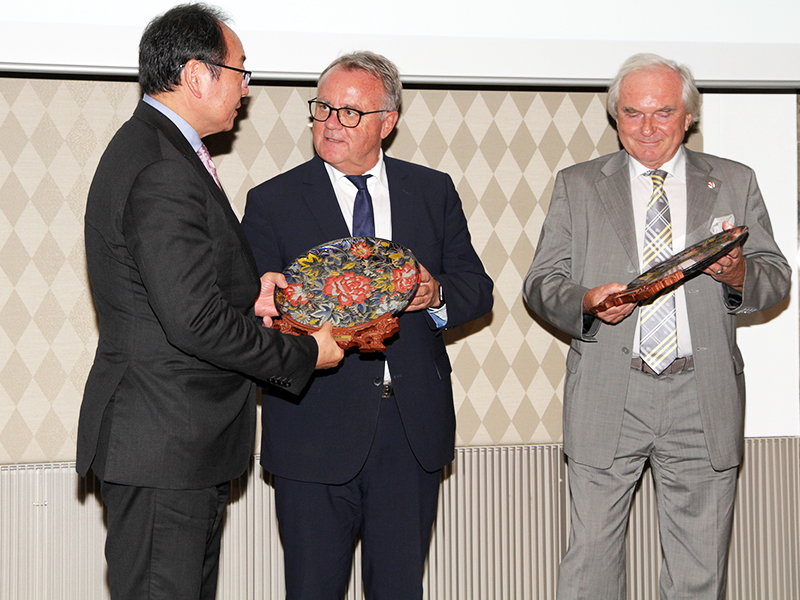 Niessl nimmt Ehrenpreis für Burgenland für musterhafte Freundschaftsbeziehungen mit China entgegen