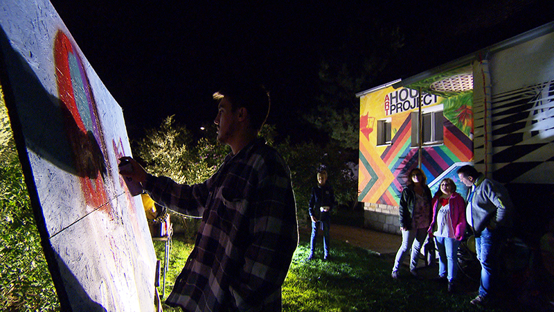 Besucher schauen Graffiti-Künstler Till Ayasse  bei der "Langen Nacht" zu
