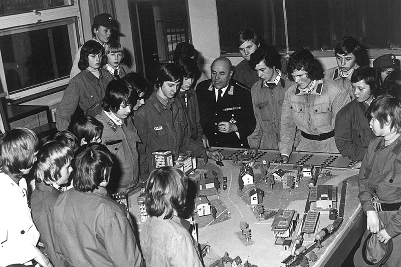 Landesfeuerwehrkommandant Ladislaus Widder mit Jugendlichen an der Landesfeuerwehrschule – kurz nach der Gründung der Feuerwehr im Jahr 1973