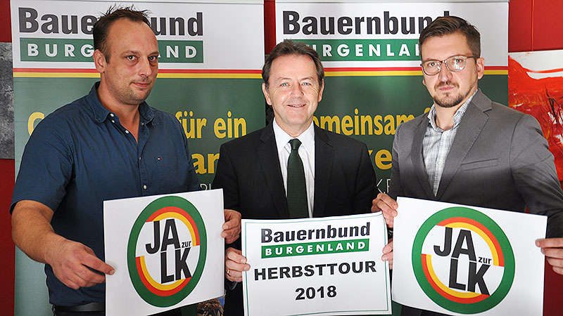Winzer und Heurigenbetreiber Stefan Lichtscheidl, Landesobmann Nikolaus Berlakovich und Direktor Josef Prantl Bauernbund-Herbsttour 2018