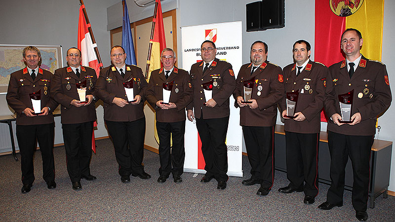 Die Kommandanten der acht ausgezeichneten Feuerwehren