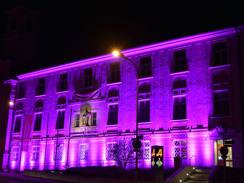 Krankenhaus Eisenstadt lila beleuchtet
