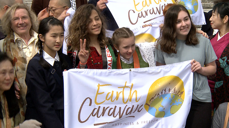 Aktivitsten in Rom, Earth Caravan