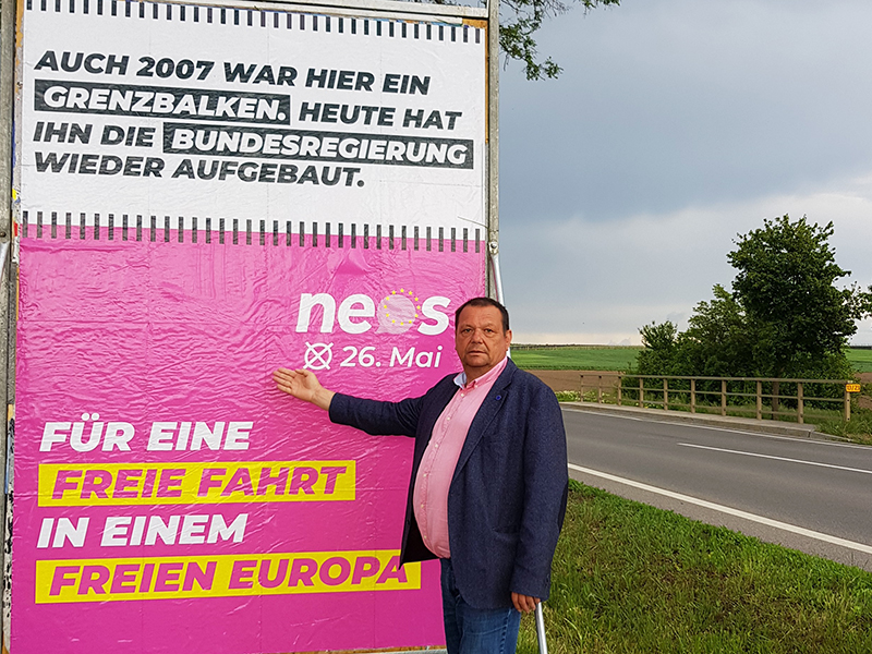 Eduard Posch präsentiert Plakataktion gegen Grenzkontrollen